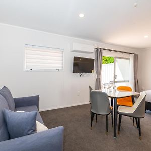 Deluxe One-Bedroom King Suite